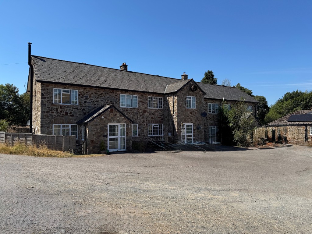 Lot: 97 - THREE-BEDROOM SEMI-DETACHED HOUSE SITUATED WITHIN HIGHER GRANTS FARM - The terrace of three properties